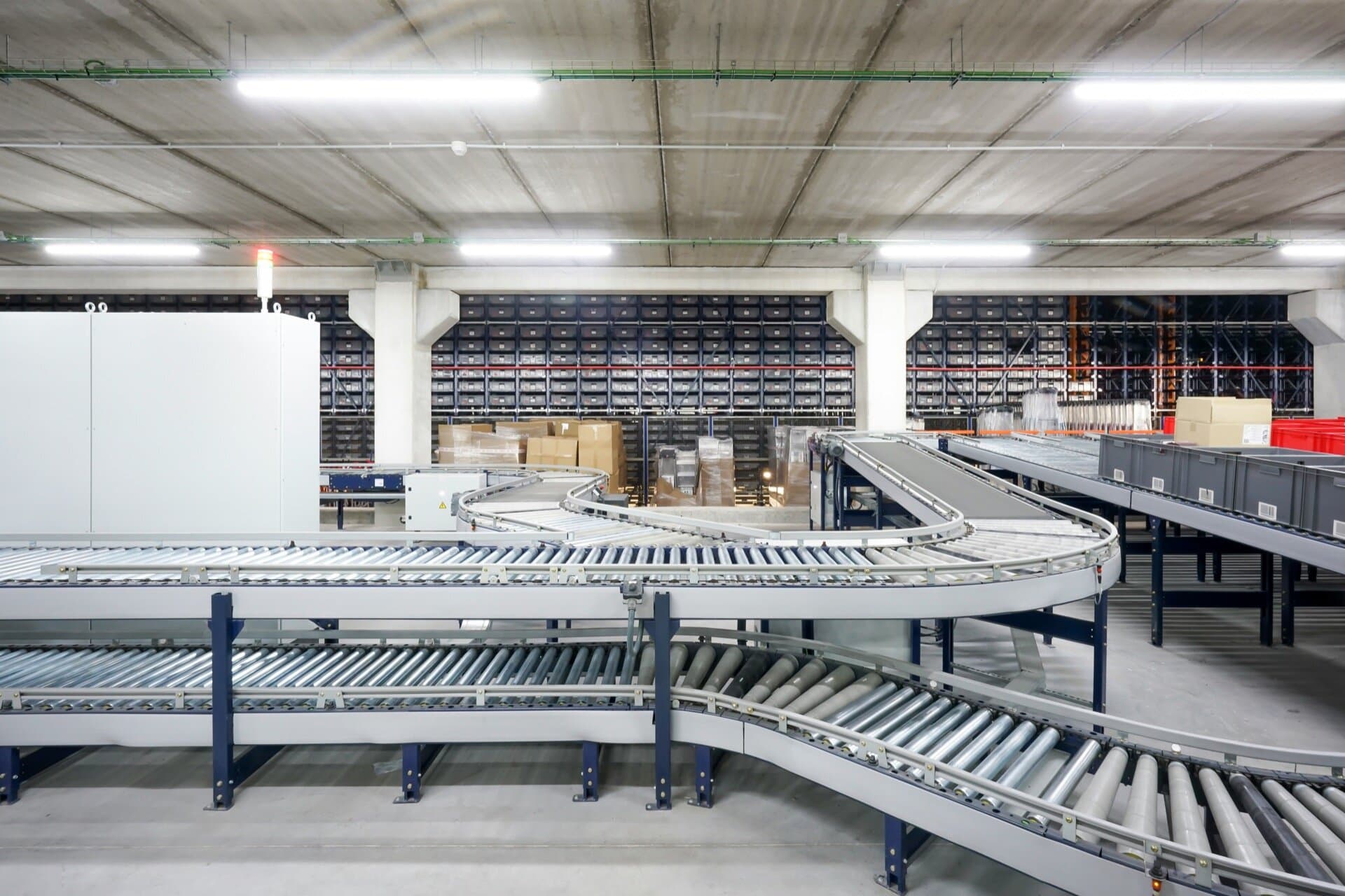 Automated conveyor system inside a modern logistics warehouse